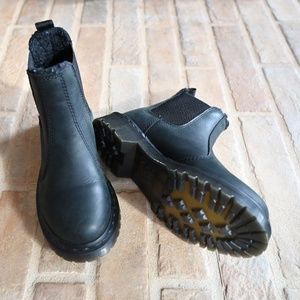 Dr Martin black pull on boot with lining size 5